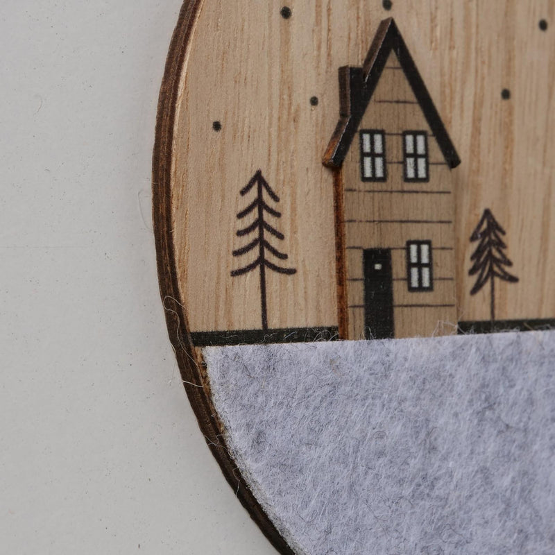 Afbeelding laden in galerijviewer, Boltze home decoratieve hanger homewood in de vorm van kerstbal met dessin van huisjes met kerstbomen- gemaakt van hout en vilt - dia 12cm

