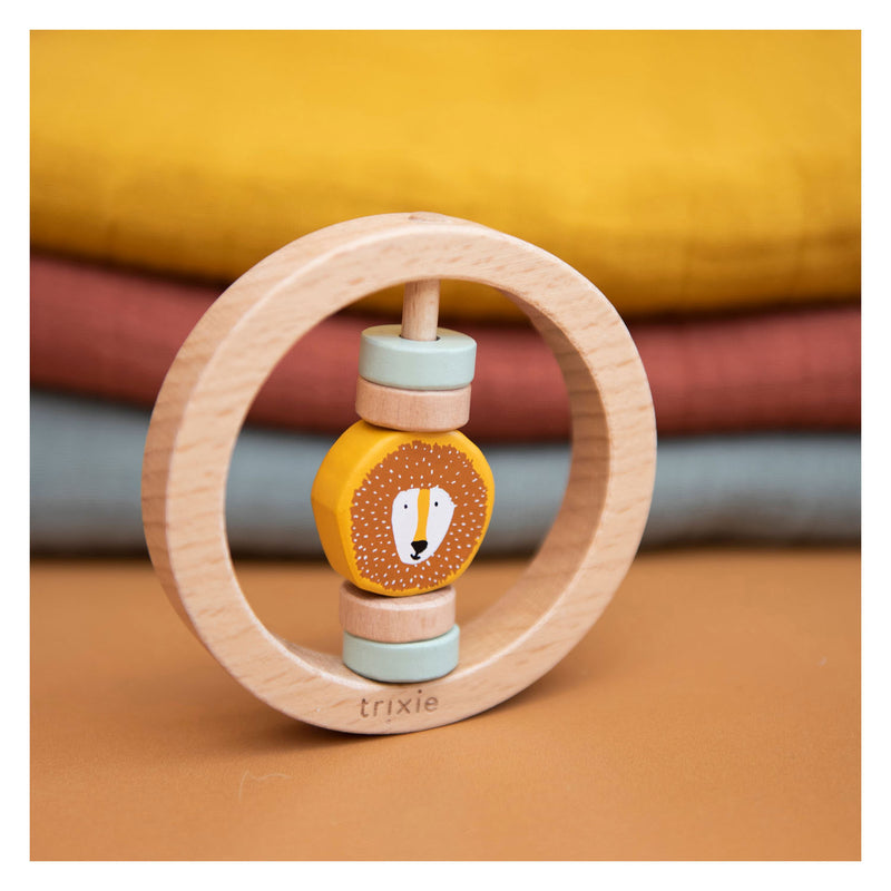 Load image into Gallery viewer, Trixie Houten Rammelaar Rond Mr. Lion
