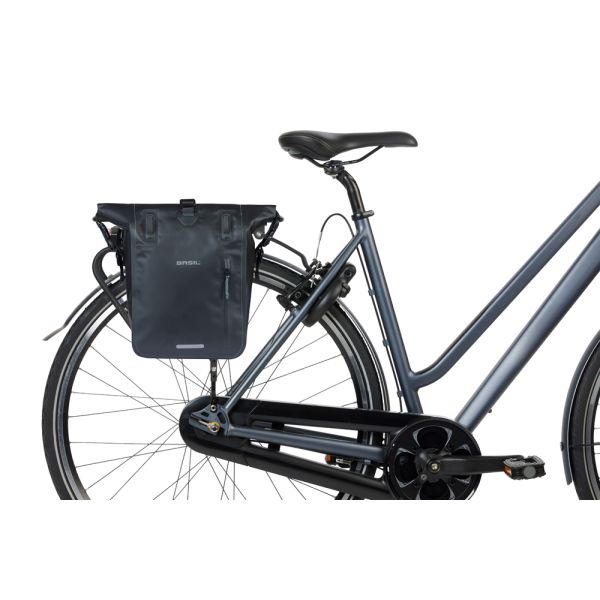 Load image into Gallery viewer, Basil enkele fietstas rivo m tarpaulin mik 12-15l 14 x 25 x 38 cm - zwart
