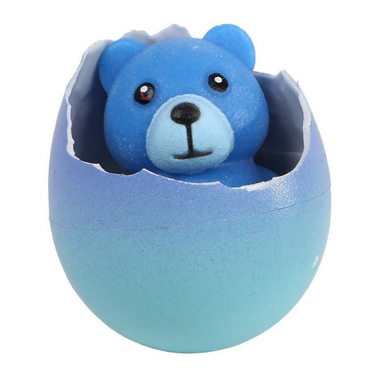 Groeiend teddy beertje in ei