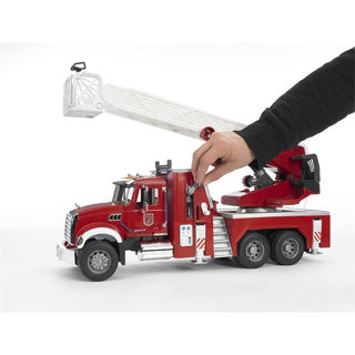 Bruder mack granite brandweerauto ladder en waterpomp