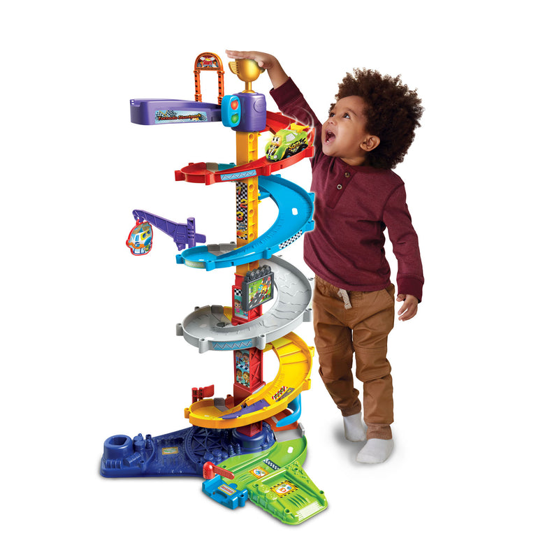 Afbeelding laden in galerijviewer, Vtech toet toet auto's tornado stuntpark - race toren autobaan met sam stuntauto - moedigt rollenspellen aan - cadeau - 1 tot 5 jaar

