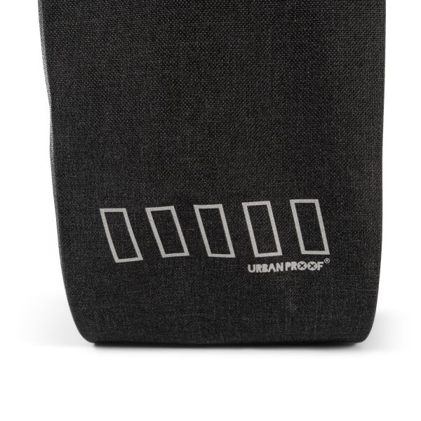 Chargez l'image dans la visionneuse de la galerie, Urbanproof urban proof single district tas 20l zwart recycled
