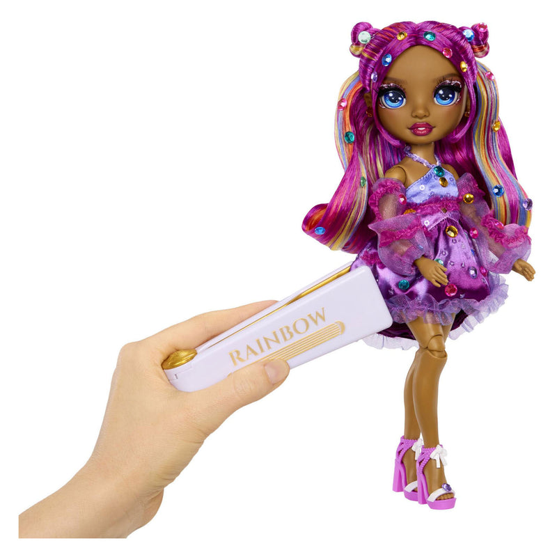 Afbeelding laden in galerijviewer, Rainbow high be dazzling-modepoppen - noémie violette (paars) met bedazzle-tool en glinsterende strass-steentjes
