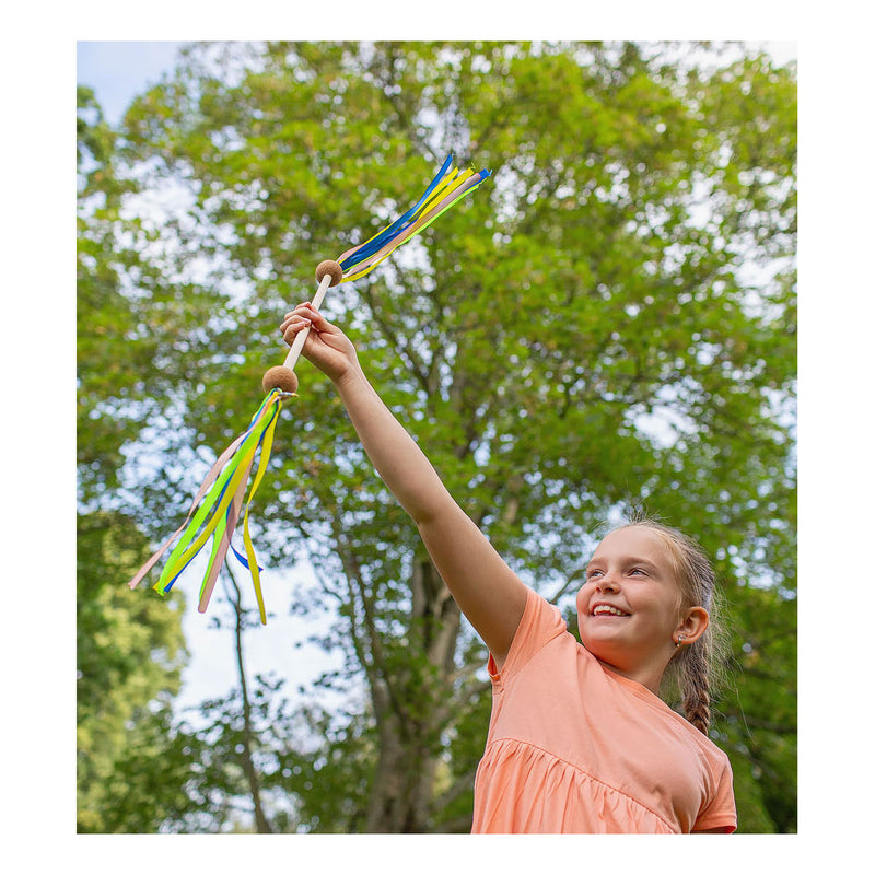 Afbeelding laden in galerijviewer, Bs toys twirlstok - majorette stok - baton - houten speelgoed met linten - dansen en bewegen - cadeau kind- vanaf 4 jaar
