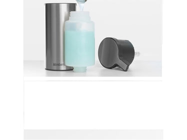 Brabantia zeeppomp materiaal: mat staal finger print proef