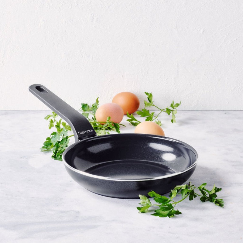 Load image into Gallery viewer, Greenpan essence koekenpan 26 cm zwart
