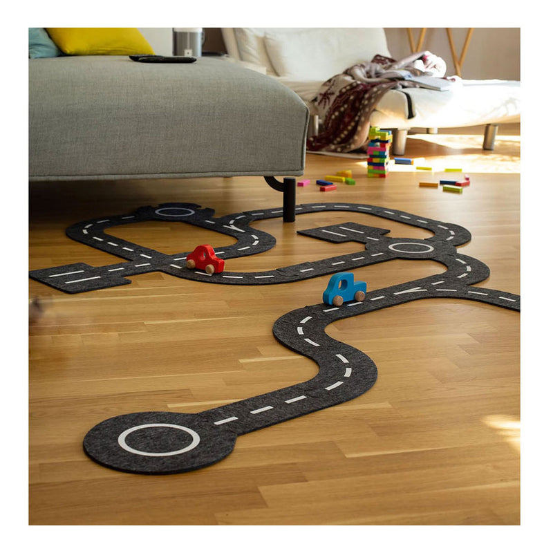 Load image into Gallery viewer, Goki speelkleed verkeerswegen met 2 auto's, 30dlg.

