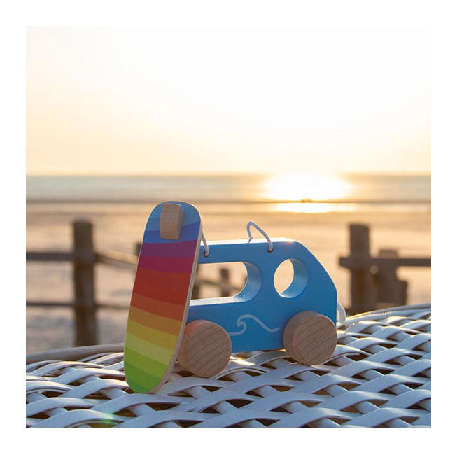 Load image into Gallery viewer, Goki houten trekfiguur surfwagen
