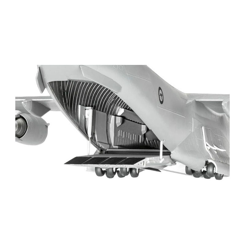 Load image into Gallery viewer, Revell modelbouwpakket boeing c-17a globemaster iii 1:144 - 137dlg.
