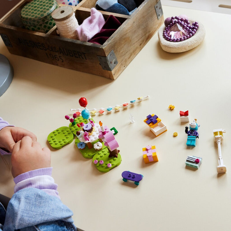 Load image into Gallery viewer, Lego animal crossing 77046 julian #039;s birthday party
