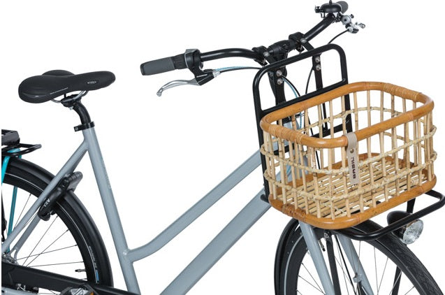 Load image into Gallery viewer, Basil Green Life - rotan fietsmand - medium - voorop natural bruin
