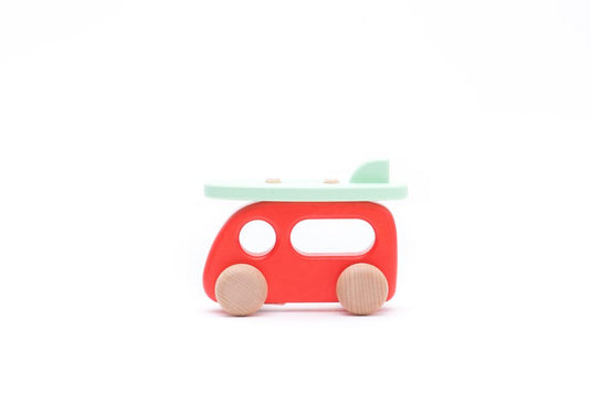 Bajo houten camper met surfplank. 2+