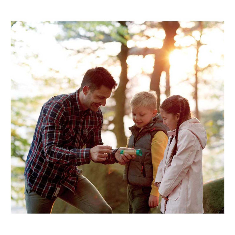 ギャラリービューアに画像をロードする, Hape handgegenereerde zaklamp - duurzame kinderzaklamp van bamboe, geen batterijen nodig, 4 jaar+
