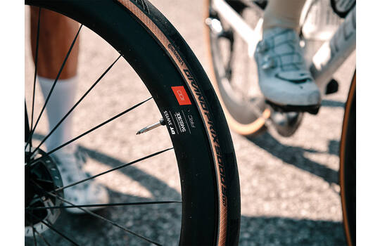 Chargez l'image dans la visionneuse de la galerie, Continental Grand Prix raceband 700x25C, zwart bruin, tubeless, 25-622 ETRTO
