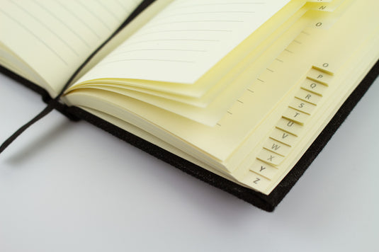 Kangaro k-5106 alfabetboek a6 a-z linnen hard cover zwart, 208 pagina's, leeslint, elastiek
