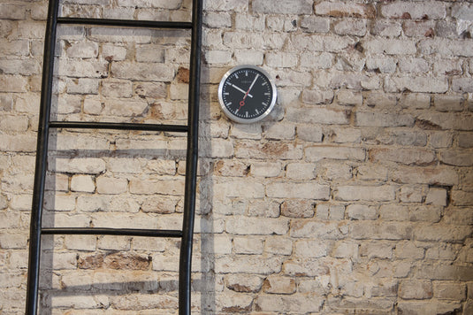 Nextime ne-3998stzw wandklok #039;station #039; oslash;19 cm, geborsteld aluminium zwart