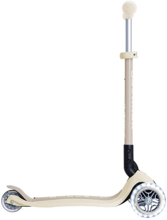 Globber kinderstep primo foldable lights eco coconut vanaf 3 jaar - step met 3 wielen - met verstelbaar stuur en gepatenteerd inschakelbaar stuurslot - met lampjes in de wielen