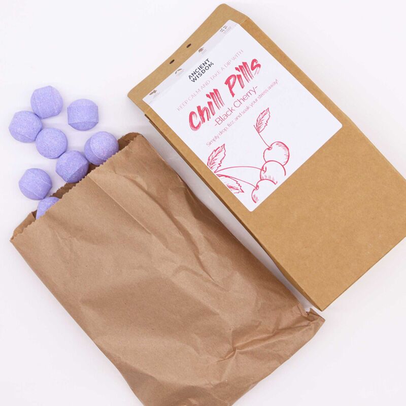 Load image into Gallery viewer, Zwarte kers badbruisballen fizz chill pill gift box

