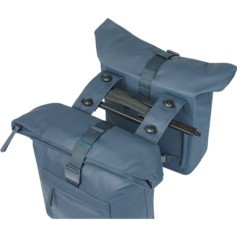 Load image into Gallery viewer, Basil dubbele fietstas brooklyn mik 41l 14 x 30 x 37 cm - blauw
