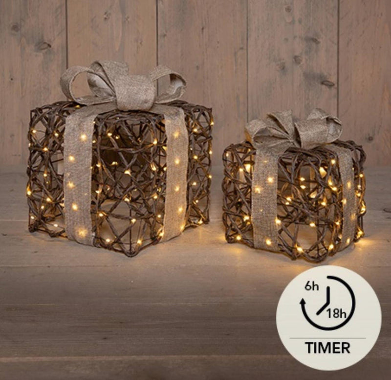 Laden Sie das Bild in Galerie -Viewer, Anna's collection verlichte cadeaudoosjes set van 2 50 led classic warm 15x15x17cm 20x20x23cm werkt op 3xaa batterijen met timer
