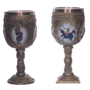 Ridder te paard versus fantasy ridder decoratieve kelk