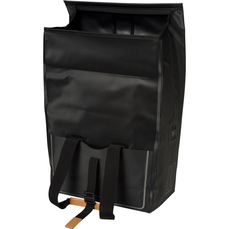 Afbeelding laden in galerijviewer, Basil Urban Dry Shopper - waterdichte fietsshopper, vegan leather details, verstelbare sluiting, reflectie, mat zwart
