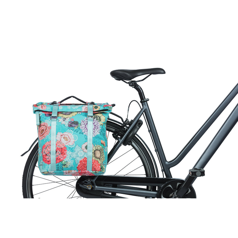 Laden Sie das Bild in Galerie -Viewer, Basil Bloom Field dubbele fietstas, waterdicht, sky blue, 35L
