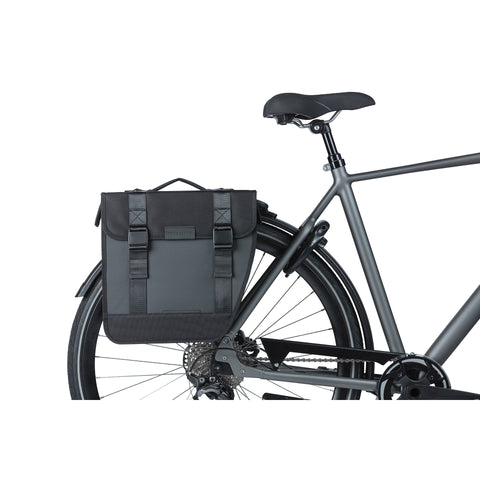 Basil Tour Waterproof dubbele fietstas MIK 28L zwart