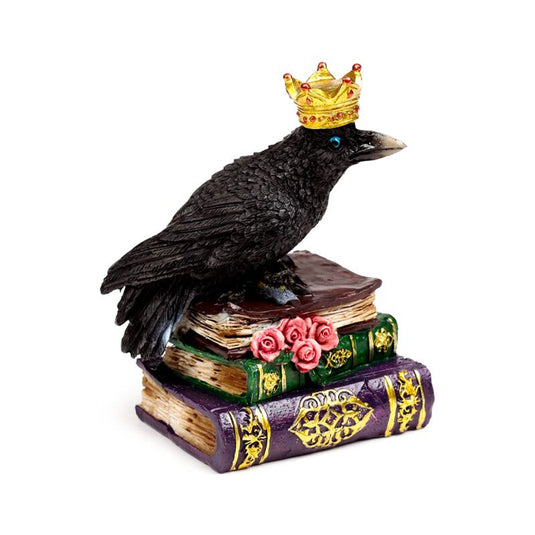 Kraai met kroon staand op boeken