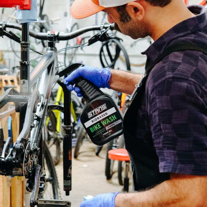 Laden Sie das Bild in Galerie -Viewer, Stans stan's biobased bike wash - 1l
