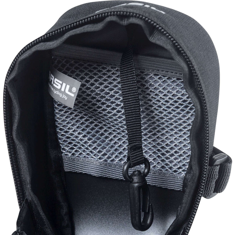 Load image into Gallery viewer, Basil Mada Zadeltas - Compact, zwart, 1L, klittenband, fietsaccessoire
