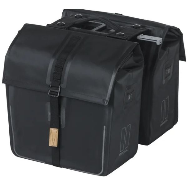Afbeelding laden in galerijviewer, Basil dubbele fietstas urban dry mik 50 liter 16 x 31 x 32 cm (2x) - mat zwart
