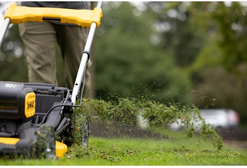 Load image into Gallery viewer, Dewalt dcmwsp156w2-qw accu grasmaaier | 2x18v | 53 cm |met wielaandrijving | 2x 8,0ah accu + lader - dcmwsp156w2-qw

