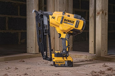 Dewalt dcn660n 18v li-ion accu afwerk tacker body - 32-63mm - 16 gauge - koolborstelloos