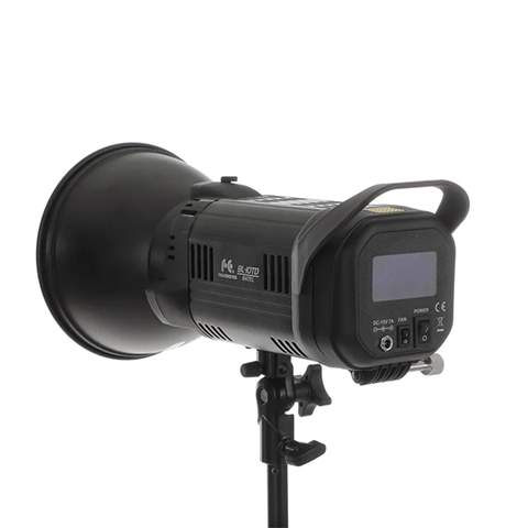 Load image into Gallery viewer, Falcon Eyes Bi-Color LED Lamp Dimbaar BL-10TD op Accu Demo

