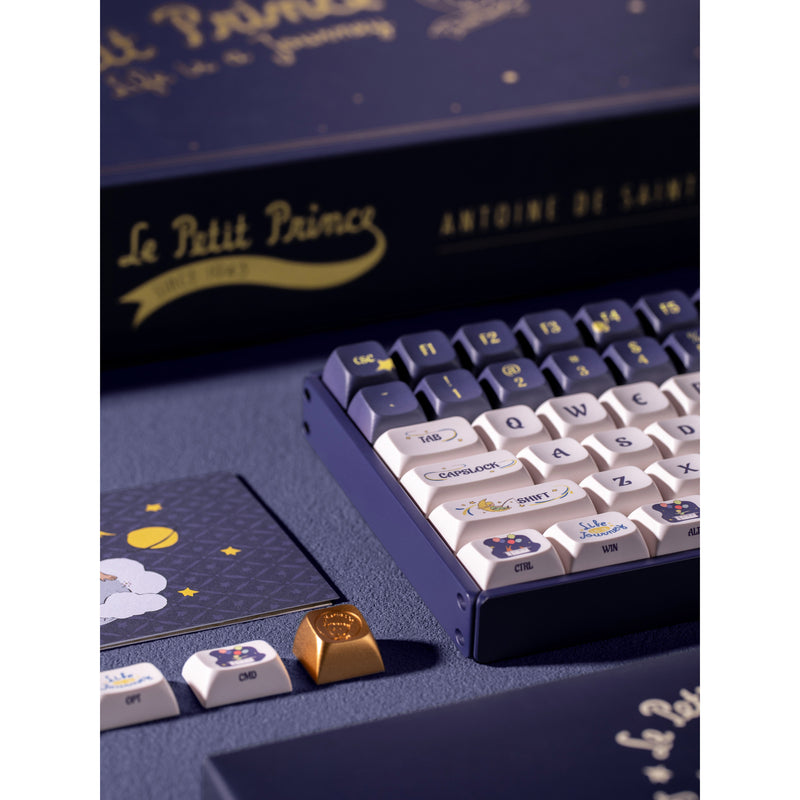 Load image into Gallery viewer, Iqunix f97 starry tryst rgb mechanisch gaming toetsenbord (donkerblauw, us lay-out (qwerty), iqunix little prince, 96%, rgb leds, hot-swappable, pbt, 2.4ghz | bluetooth 5.1 | usb-c)

