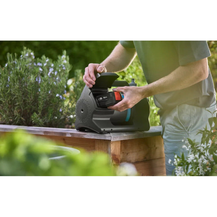 Load image into Gallery viewer, Gardena accu besproeiingspomp 3000 silent 18v p4a gebruiksklare set incl. accu en oplader (donkergrijs turquoise, 14610-20 | pomp | accu | lader)
