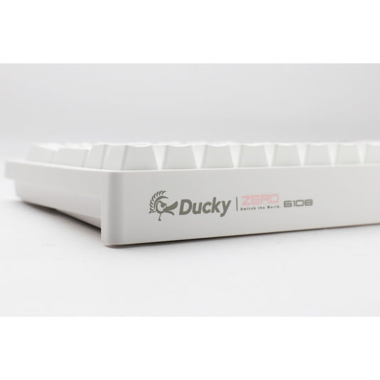 Ducky zero 6108 pure white rgb mechanisch gaming toetsenbord (wit, us lay-out (qwerty), cherry mx2a blue, 100%, rgb leds, double-shot pbt, hot swap, 2.4ghz | bluetooth | usb-c)