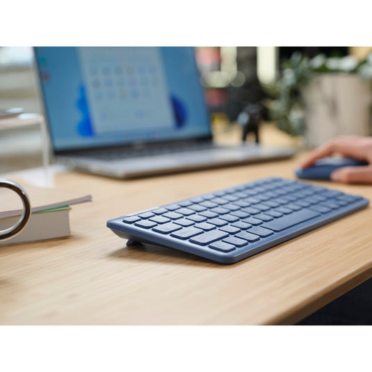 Trust lyra multi-device wireless keyboard mouse, desktopset (blauw, us lay-out, scissor switches, 800 - 1.600 dpi, 2,4 ghz usb, bluetooth, 65%)