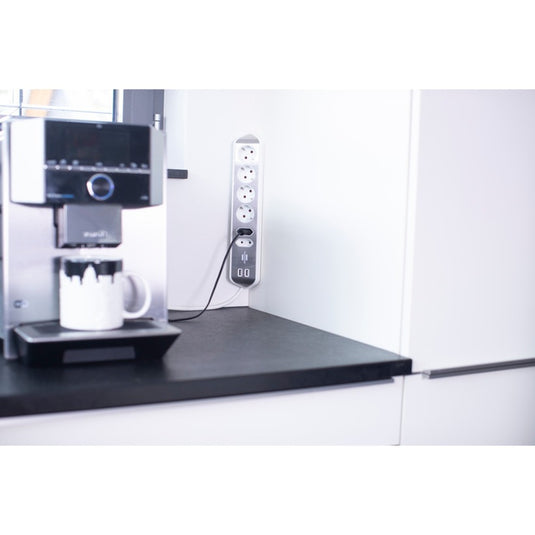 Brennenstuhl ®estilo hoekaansluitdoosstrook met usb laadfunctie 6-weg 4x beschermende contactdozen 2x euro zilver wit