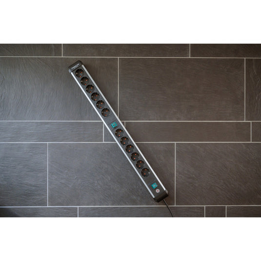 Brennenstuhl premium-alu-line stekkerdoos 12-voudig 3 m h05vv-f 3g1,5 2x 6-voudig schakelbare contactdozen