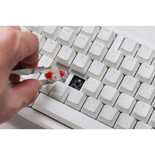 Ducky zero 6108 pure white rgb mechanisch gaming toetsenbord (wit, us lay-out (qwerty), cherry mx2a brown, 100%, rgb leds, double-shot pbt, hot swap, 2.4ghz | bluetooth | usb-c)