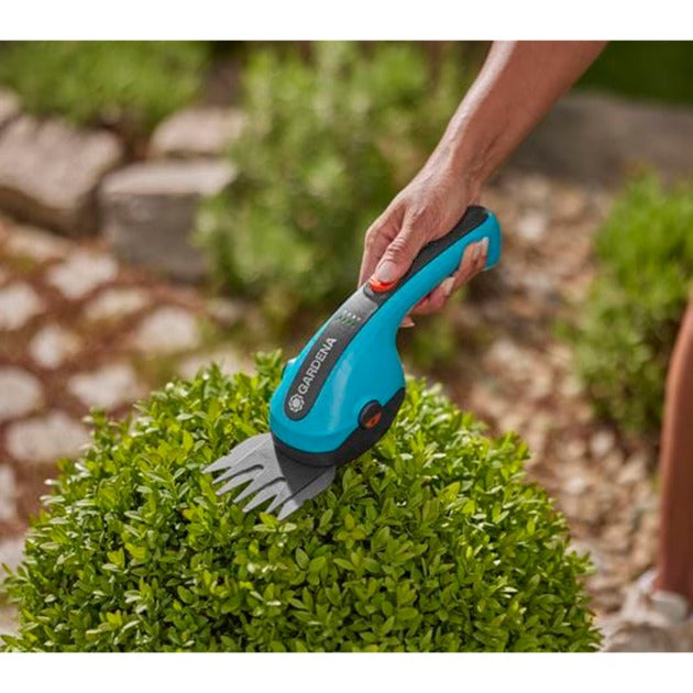 Load image into Gallery viewer, Gardena accu gras- buxusschaar classiccut li grasschaar (turquoise zwart, incl. li-ion-accu 2,5ah)
