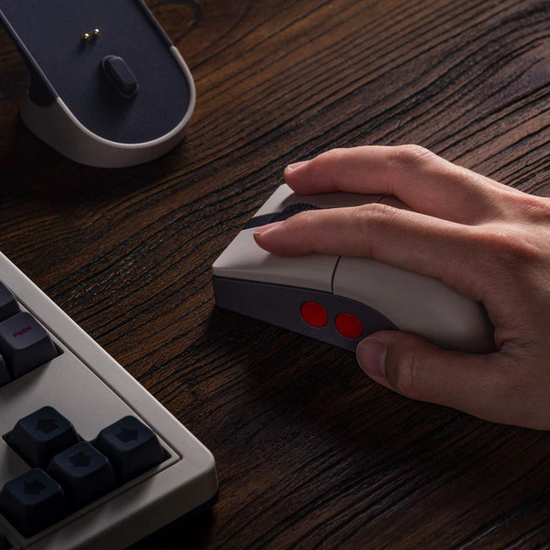 Laden Sie das Bild in Galerie -Viewer, 8bitdo retro r8 mouse - n edition (grijs rood, 50 - 26000 dpi, bluetooth usb-c 2.4 ghz)

