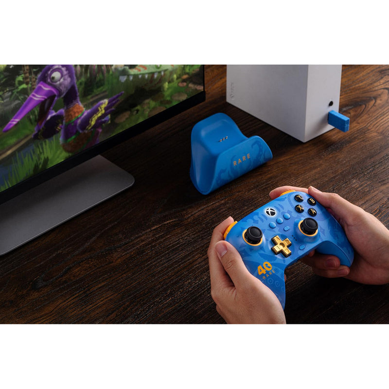 Cargue la imagen en el visor de la galería, 8bitdo ultimate 3-mode controller for xbox - rare 40th anniversary edition (blauw goud, xbox series x|s, xbox one, pc, bluetooth usb-c 2.4 ghz )
