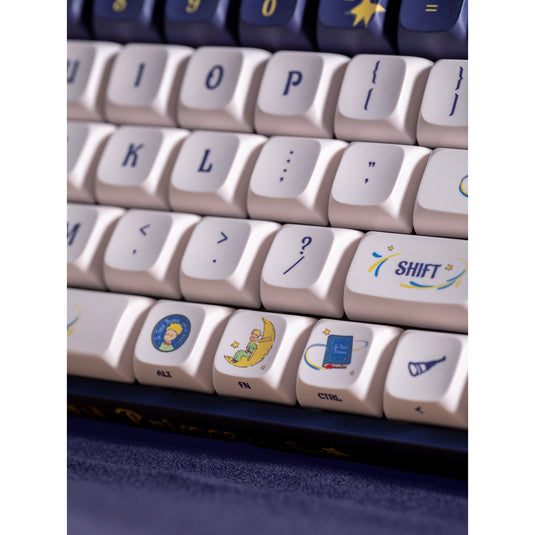 Iqunix f97 starry tryst rgb mechanisch gaming toetsenbord (donkerblauw, us lay-out (qwerty), iqunix little prince, 96%, rgb leds, hot-swappable, pbt, 2.4ghz | bluetooth 5.1 | usb-c)