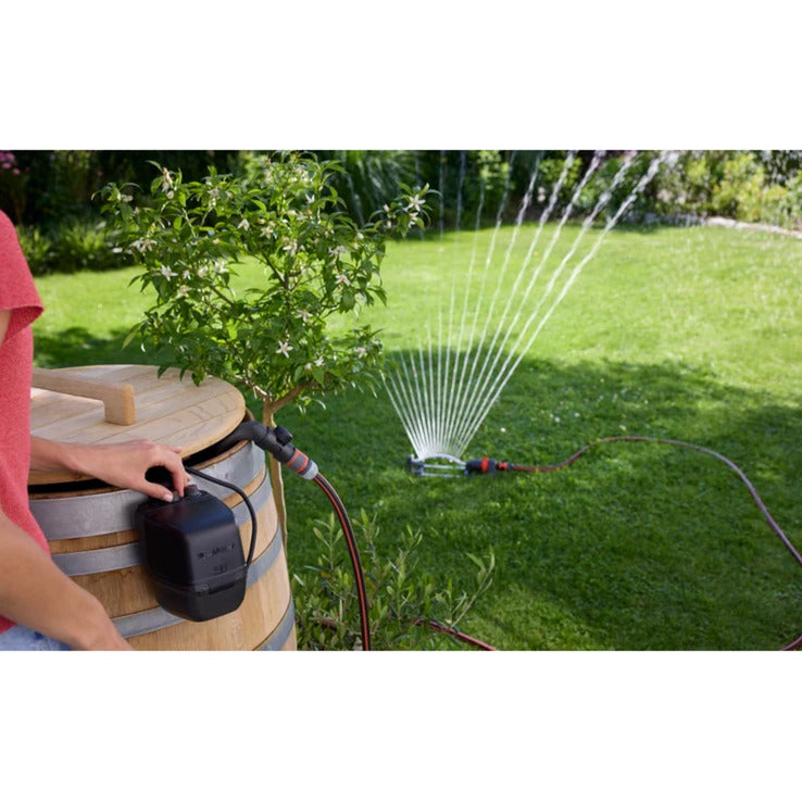Load image into Gallery viewer, Gardena accu regentonpomp 2400 comfortautomatic 18v p4a gebruiksklare set incl. accu en oplader (donkergrijs zwart, 14605-20 | pomp | accu | oplader | buis en aansluiting)
