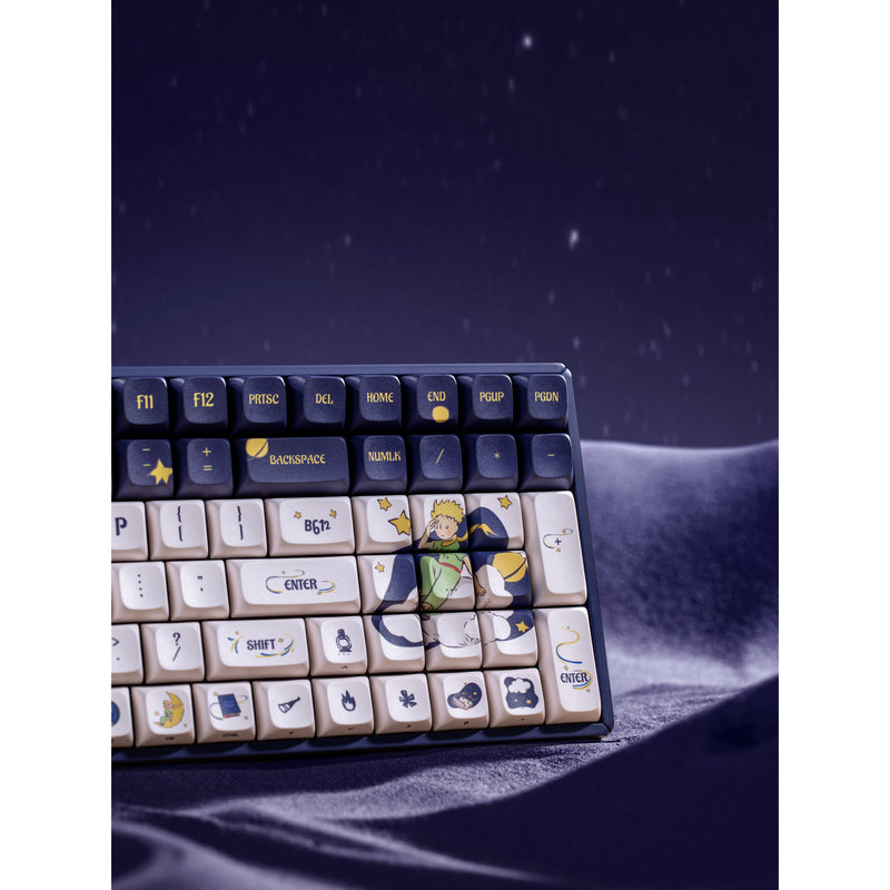 Load image into Gallery viewer, Iqunix f97 starry tryst rgb mechanisch gaming toetsenbord (donkerblauw, us lay-out (qwerty), iqunix little prince, 96%, rgb leds, hot-swappable, pbt, 2.4ghz | bluetooth 5.1 | usb-c)
