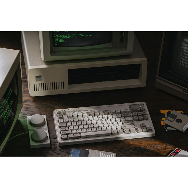 Load image into Gallery viewer, 8bitdo retro mechanical keyboard m edition, gaming toetsenbord (grijs donkerrood, us lay-out, kailh box white, tkl, bluetooth low energy, wireless 2.4g, usb)
